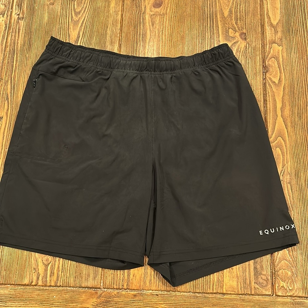 Equinox men’s lined black athletic shorts with zipper pocket. Size large